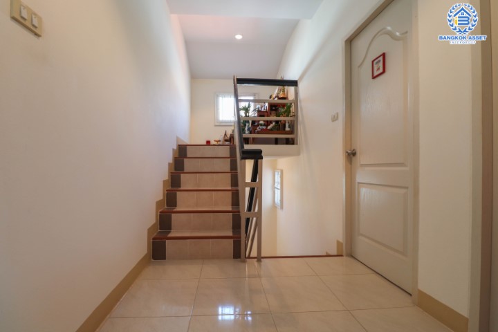 *****บ้านเดี่ยวมือสองย่านนนทบุรี ม.บางกอกการ์เด้นท์ กาญจนาภิเษก บนเนื้อที่ 51 ตร.ว. ฟังก์ชันครบจัดเต็ม 3 ห้องนอน 3 ห้องน้ำ จอดรถ 2 คัน บ้านสวยพร้อมอยู่ บรรยากาศร่มรื่น สงบ บนทำเลที่ดี เดินทางสะดวก ใกล้เซ็นทรัลเวสต์เกต และทางด่วนศรีรัช เพียงไม่กี่นาถึงถึง รถไฟฟ้าสถานี "ตลาดบางใหญ่" พร้อมราคาสุดพิเศษ!